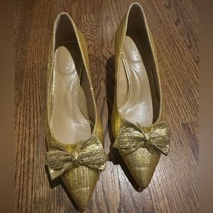 Never worn Talbots kitten heel gold bow pumps size 71/2